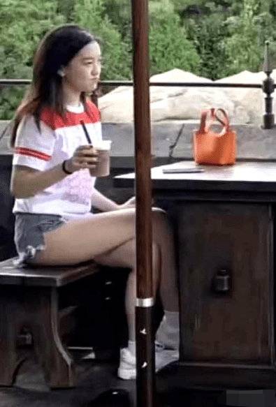 女儿|偶遇王菲15岁女儿李嫣，穿超短裤包不住臀，拎两万元小菜篮亮了