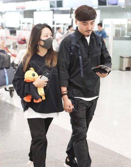 视觉|何洁瘦下来也太好看了，全黑穿搭素颜出门，和男友机场甜蜜秀恩爱