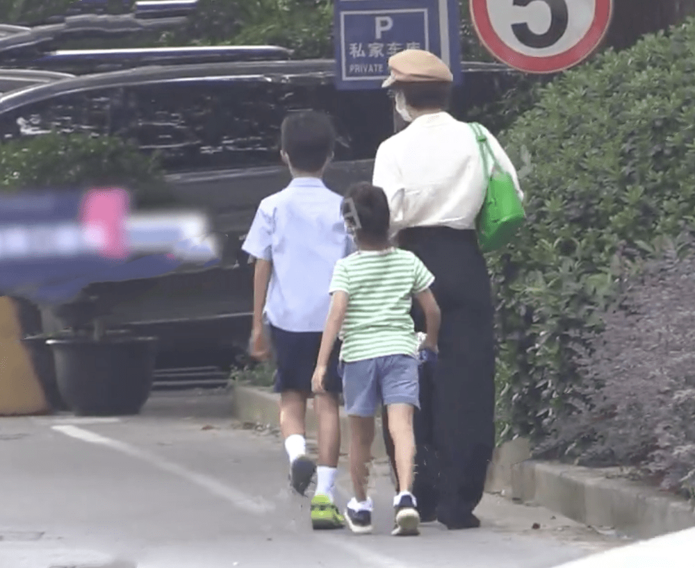 时尚|孙俪接儿女放学，戴贝雷帽穿搭时尚，等等高冷小花蹦蹦跳跳很活泼