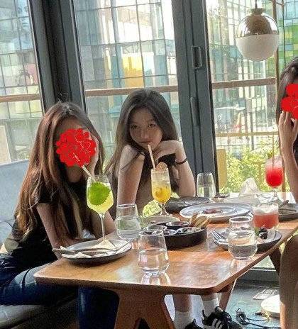 女儿|偶遇王菲15岁女儿李嫣，穿超短裤包不住臀，拎两万元小菜篮亮了