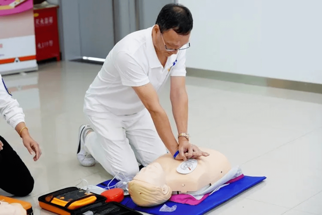 你的姿势是像下面这样吗? 恭喜你,「胸外按压」技能 1