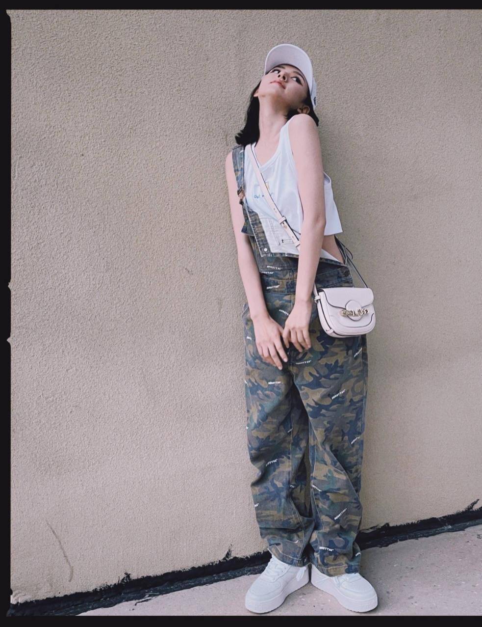 短裙|宋祖儿秋季穿搭真好看，卫衣搭配百褶裙走机场，少女感扑面而来