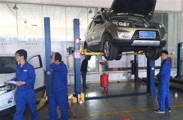 专业修车的师傅 43c8619772174348a58a2968c325bd0e.jpeg