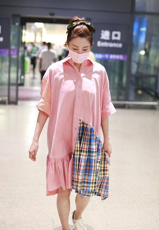 小粉|张雨绮穿2000元的小粉裙出门,却因为身材太好,反而显“老”了