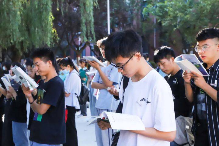 万人|阳光不燥，读书正好 !西安翻译学院学子共赴“万人晨读”！