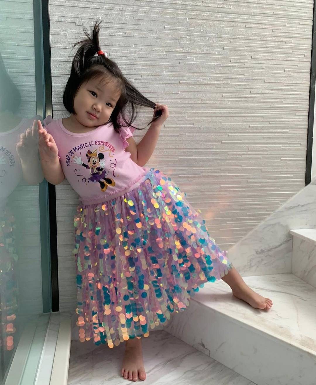 香港|李亚男晒女儿萌照，Gabby俏皮摆拍似王祖蓝，被大赞有模特范儿