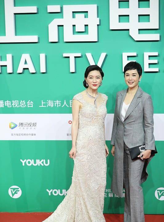 田海蓉|田海蓉妆容有点浓了,穿礼服看着和蒋雯丽差不多大,不像小了10岁
