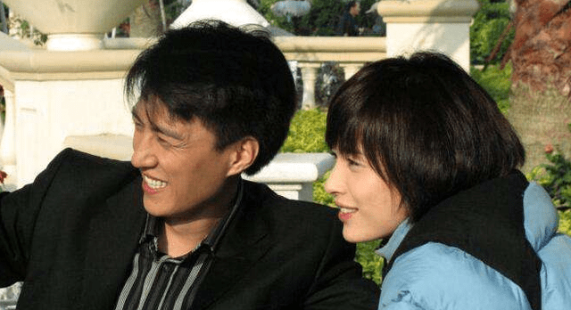 原创李佳晒母子仨人温馨合照6岁靳小爷忙赶作业4岁二爷开心逗天鹅