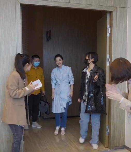 分析|不服老!46岁梅婷穿得花里胡哨,整个人时髦又洋气,能接受吗?