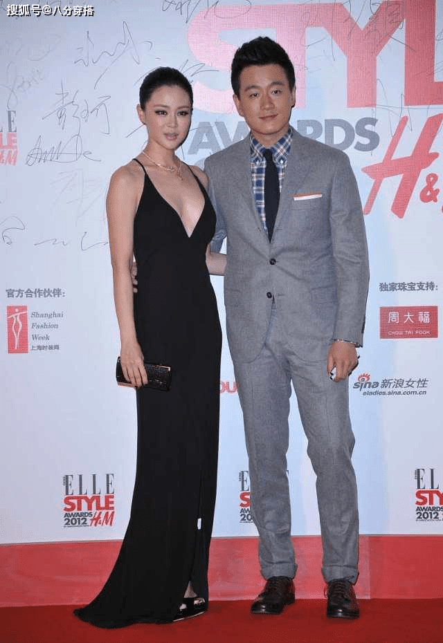 西装|关悦带儿子走机场，穿白色休闲衬衫配牛仔裤简约利落，时髦温柔