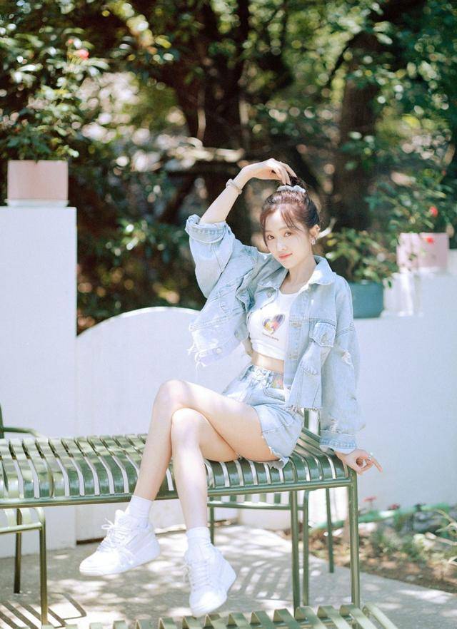 身材|吴宣仪的身材被低估了，穿小吊带裹出饱满曲线，打扮甜美长腿抢镜