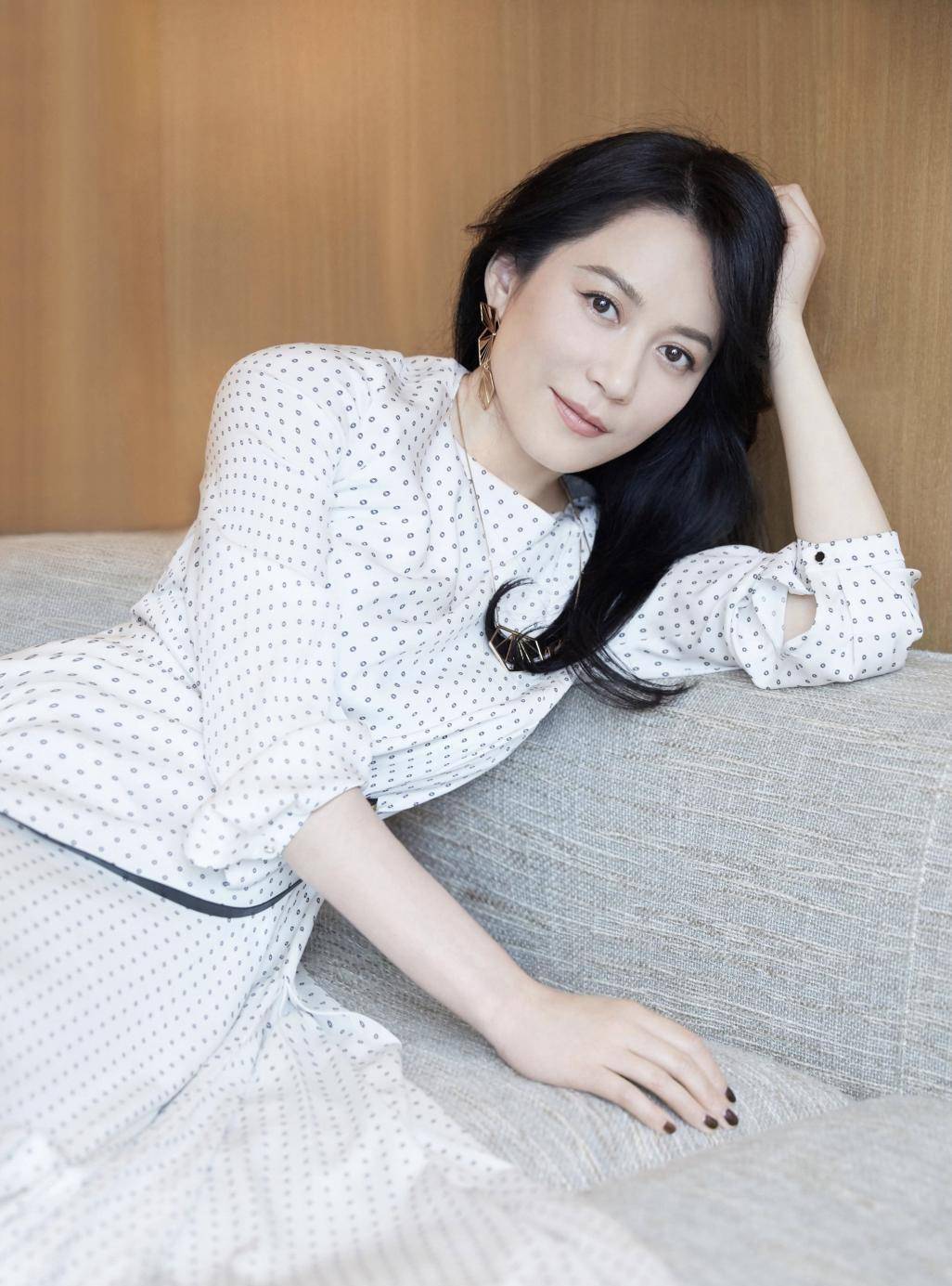 美得|这可能是我见过的最体面的50岁女人：不装嫩不显老，美得优雅气质