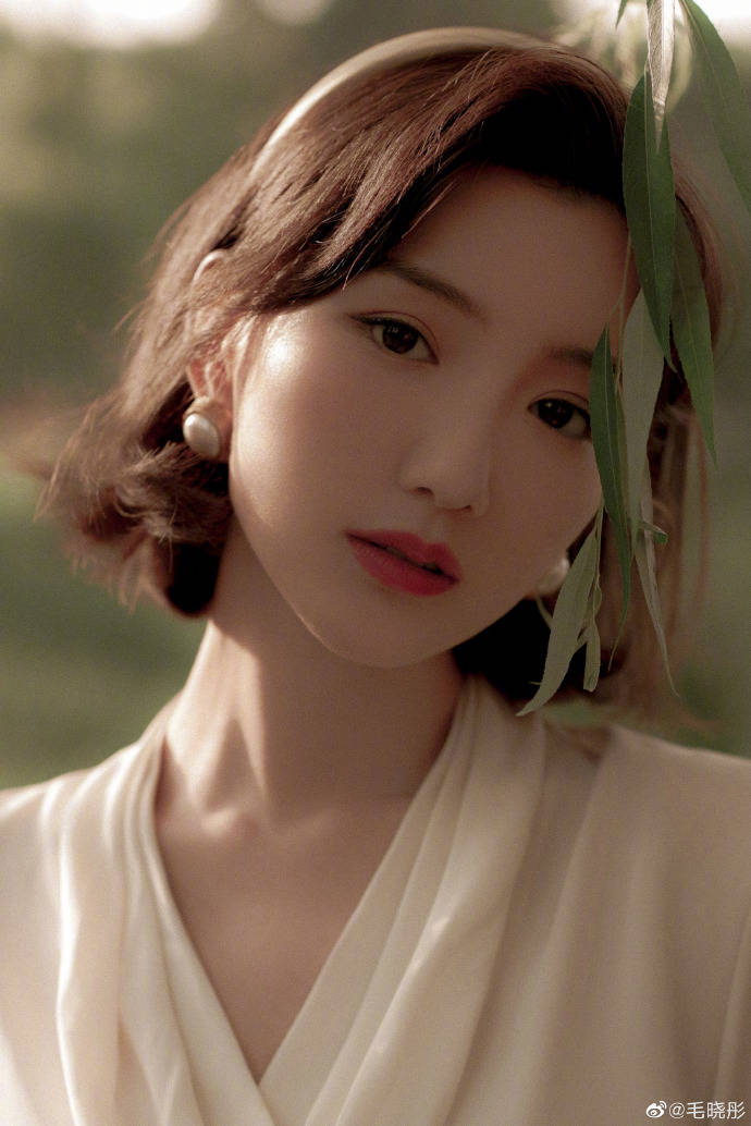 念高中|毛晓彤的复古风穿搭，行走的时尚风，说不定你也适合