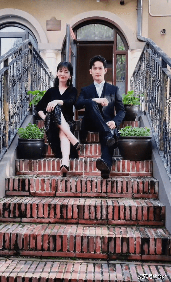 姐弟|66岁赵雅芝罕晒小儿子，坐门口台阶上不嫌脏，儿子眉清目秀好帅气