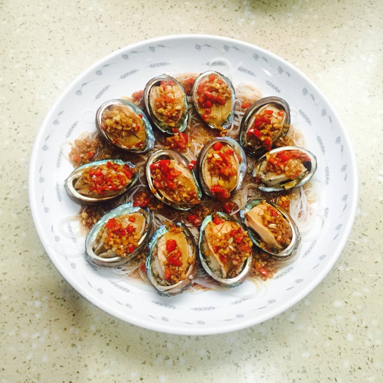 原创入秋后多给家人吃鲍鱼,用蒜蓉粉丝蒸一蒸,鲜美入味,滋补好吃