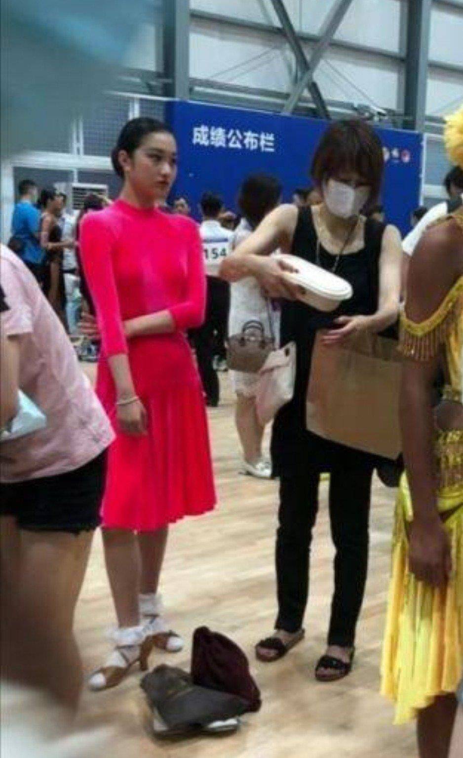 马伊琍|马伊琍时尚气质满街，四十五岁不显老，离婚后活出新风采
