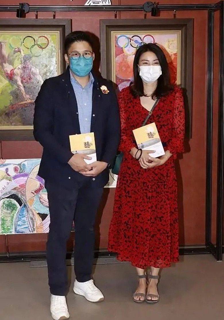 黑色|郭晶晶夫妻跟路人街头合影，没修图才真实自然，皮肤还没大妈白！