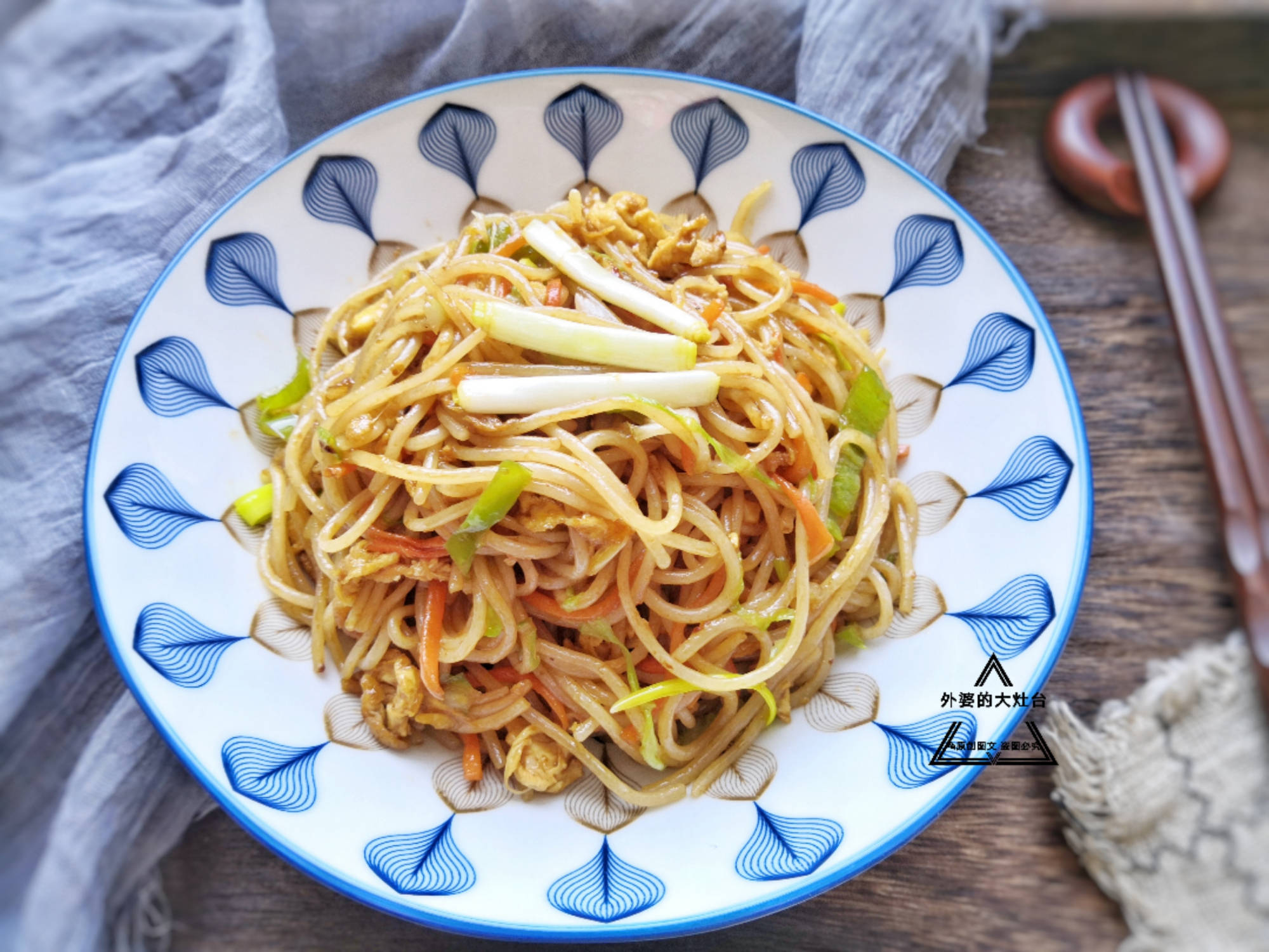 做法|孩子三天两头要吃此早餐，简单一炒10分钟就出锅，营养解馋又顶饱
