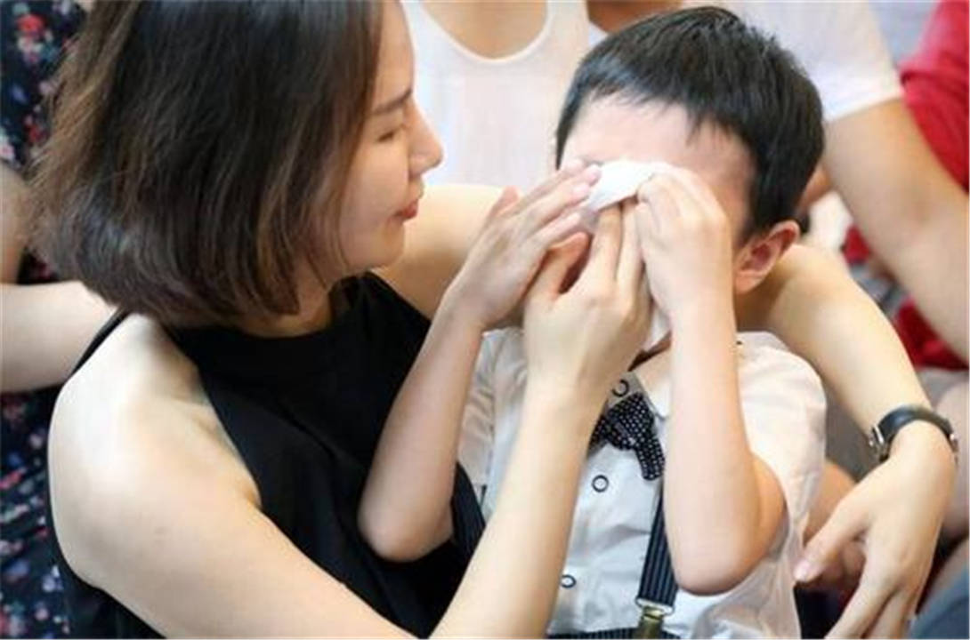 家长|孩子哭闹着不想去幼儿园，是心软带回家，还是让老师强行抱走？