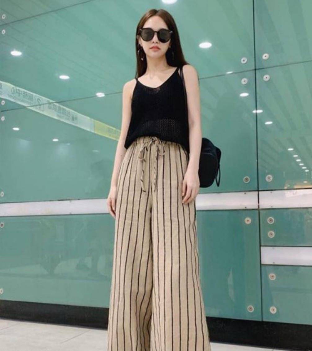 身材|迪丽热巴罕见秀身材，穿吊带背心拍广告写真，看着宛如17岁的少女