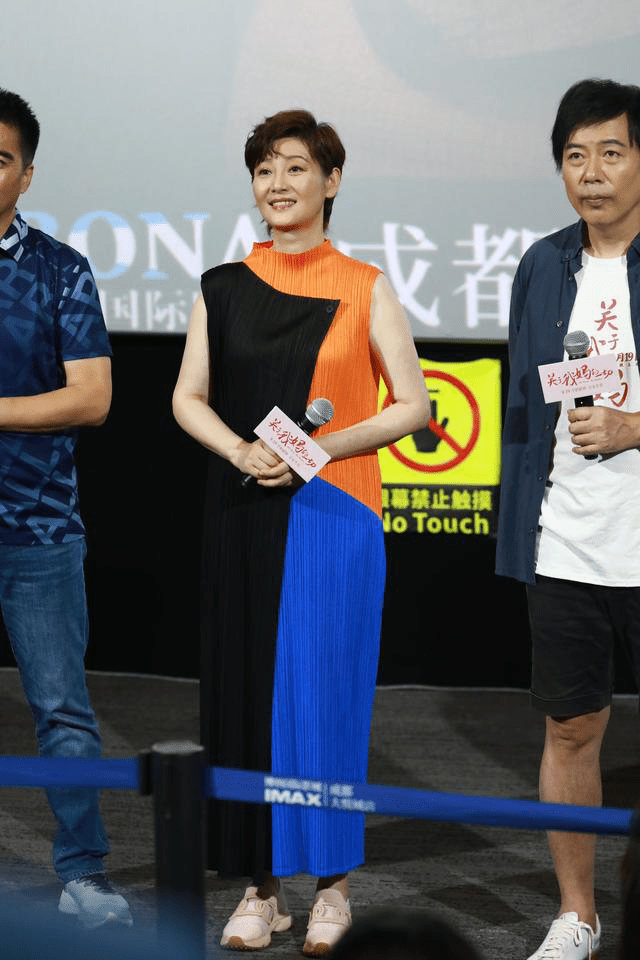 头发|徐帆在成都的现场图，穿长裙却只敢踩运动鞋，老了就该这么真实！