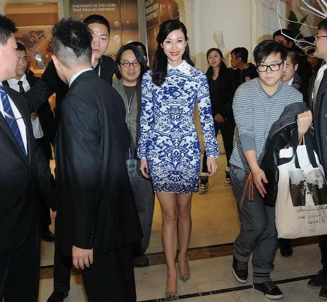 是一种|李嘉欣与儿子穿亲子装造型好大气,穿深蓝色的连体衣,气势满满