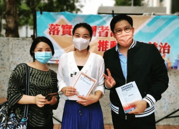 黑色|郭晶晶夫妻跟路人街头合影，没修图才真实自然，皮肤还没大妈白！