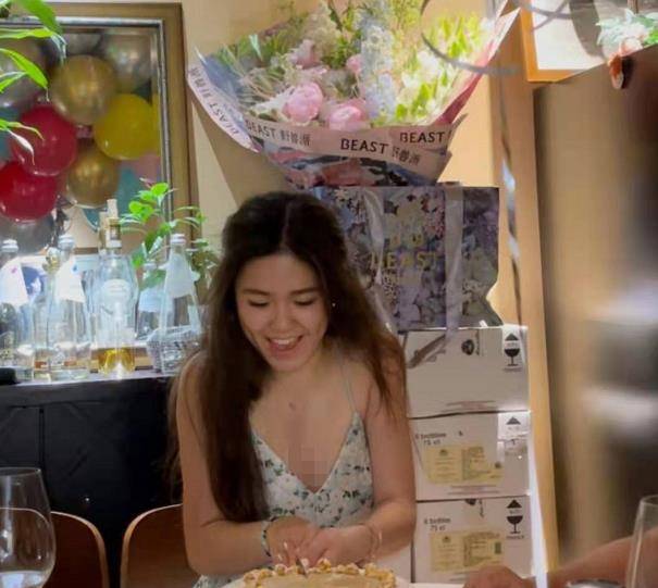 钟懿|钟镇涛17岁女儿穿衣好大胆！深v吊带碎花裙配大波浪，酒窝笑超甜