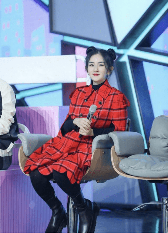 俩人|谢娜的功劳真不小，与老公张杰走机场，俩人戴着情侣帽还牵着手