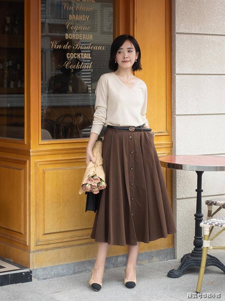 上装|3、40岁的女人穿半身裙，上装搭配什么才优雅？这样穿打造好气质