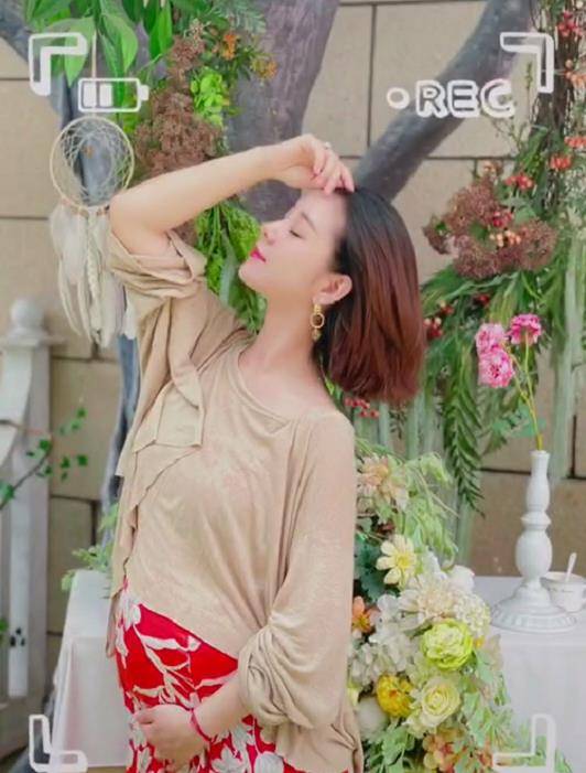 满是|李小萌庆生“四口之家”罕同框，孕肚凸显，王雷为妻儿拍照超宠溺