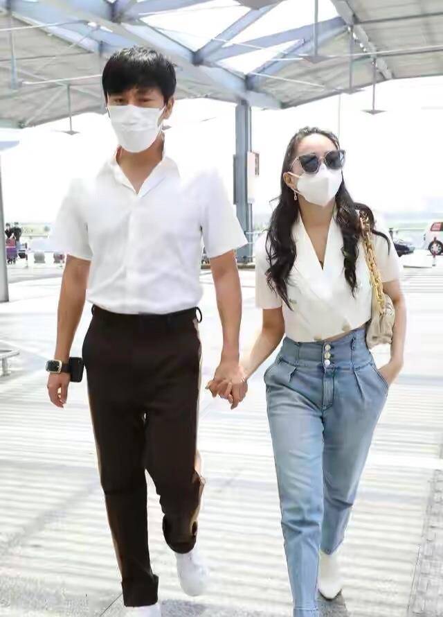 元素|伊能静扮嫩有一手，站在小9岁老公身边，两人手牵手宛如热恋情侣