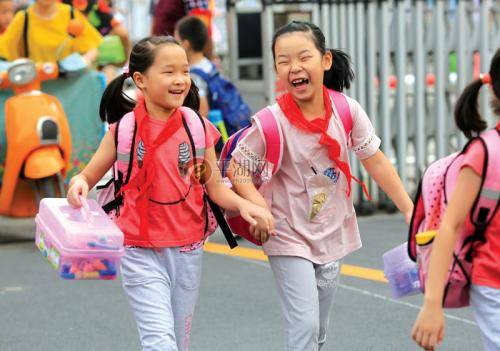 高兴地上学却被老师拒之门外!理由让人意外,却赢得网友一致点赞_孩子