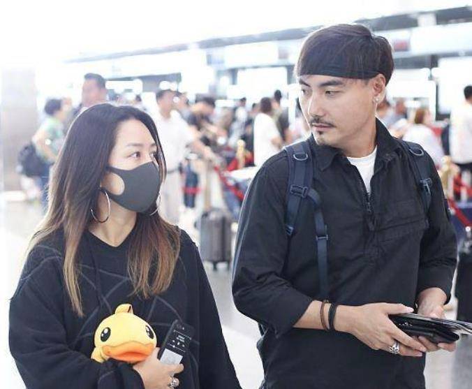 视觉|何洁瘦下来也太好看了，全黑穿搭素颜出门，和男友机场甜蜜秀恩爱