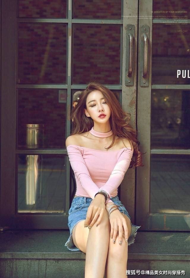 小白|粉色的一字肩上衣甜美减龄，搭配牛仔短裤更是少女范十足