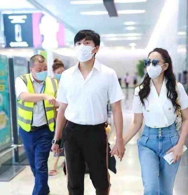 元素|伊能静扮嫩有一手，站在小9岁老公身边，两人手牵手宛如热恋情侣