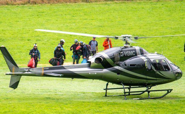 进行|阿汤哥拍摄跳伞场景，使用高频设备清场，却致牛群卧倒在草地上