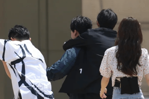 黑色|奔跑吧路透，嘉宾都穿运动鞋，baby却与众不同，妥妥的团花！