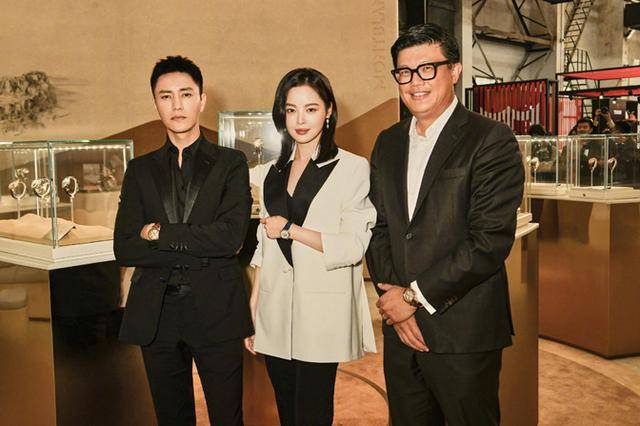 装饰|陈坤久违走机场,穿补丁衬衫身材显瘦,45岁罕见戴两金耳环太抢镜