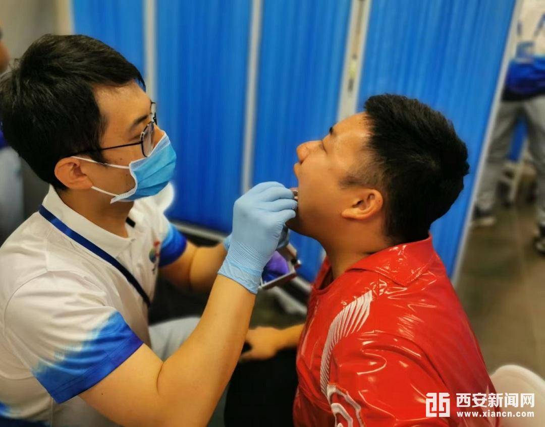 异物感|榨菜梗卡在扁桃体 医疗保障医生一分钟取出