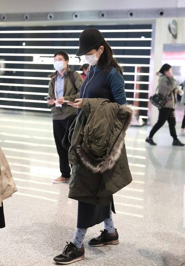 颜色|咏梅走机场被拍到，穿紧身T恤身材是下垂走形，但她气质优雅啊！