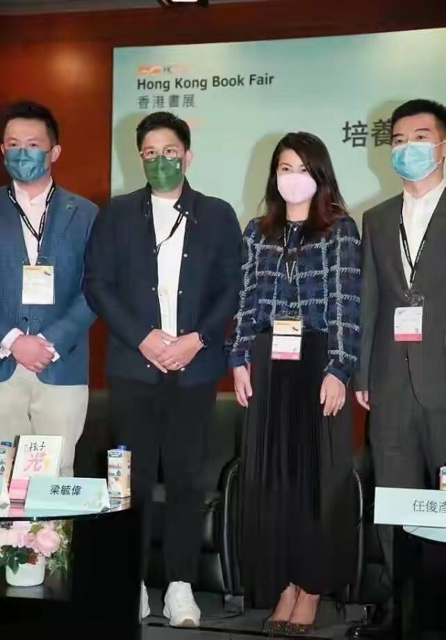 郭晶晶|郭晶晶难得背15万爱马仕出门，走路样子像遛弯阿姨，真没阔太架子