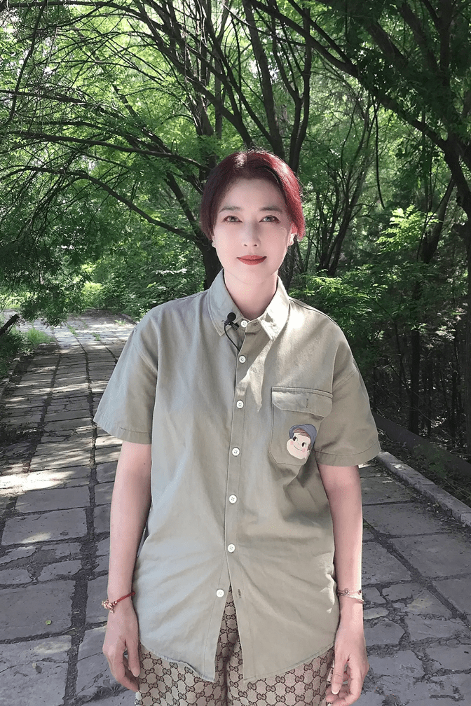 头发|周海媚坐前排看秀，不做发型看着舒服，穿白裙遮全腿气质优雅！