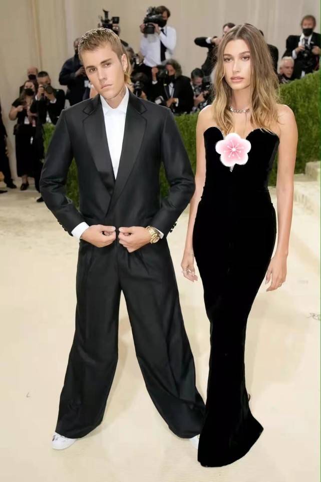 卡戴珊|红毯比美!谷爱凌海莉同穿深v裙秀性感,卡戴珊全身裹黑布抢风头