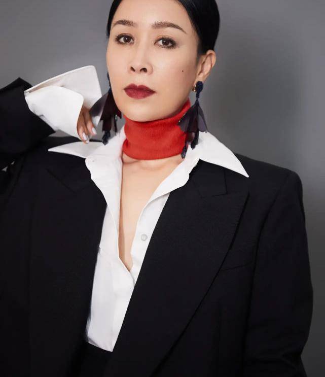 53岁那英入驻新平台官方亲自欢迎牌面大但评论区却满是刀郎