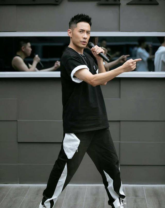 兄弟|《哥哥》里的5个小透明：2人太佛系2人改写剧本，刘端端成隐形人！