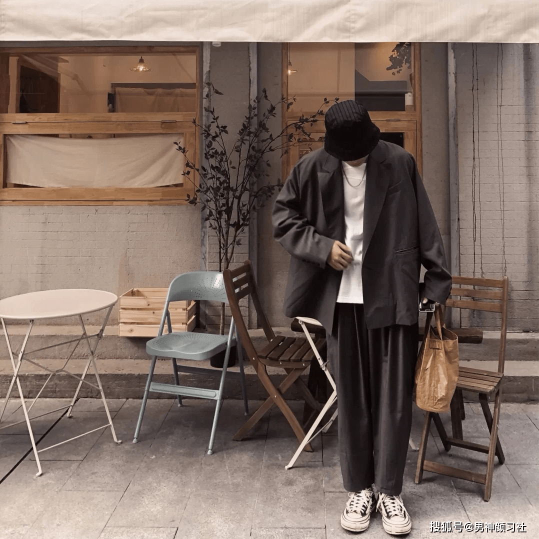 黑色|初秋自然随性穿搭：有时候不经意的漫不经心，才是最迷人的