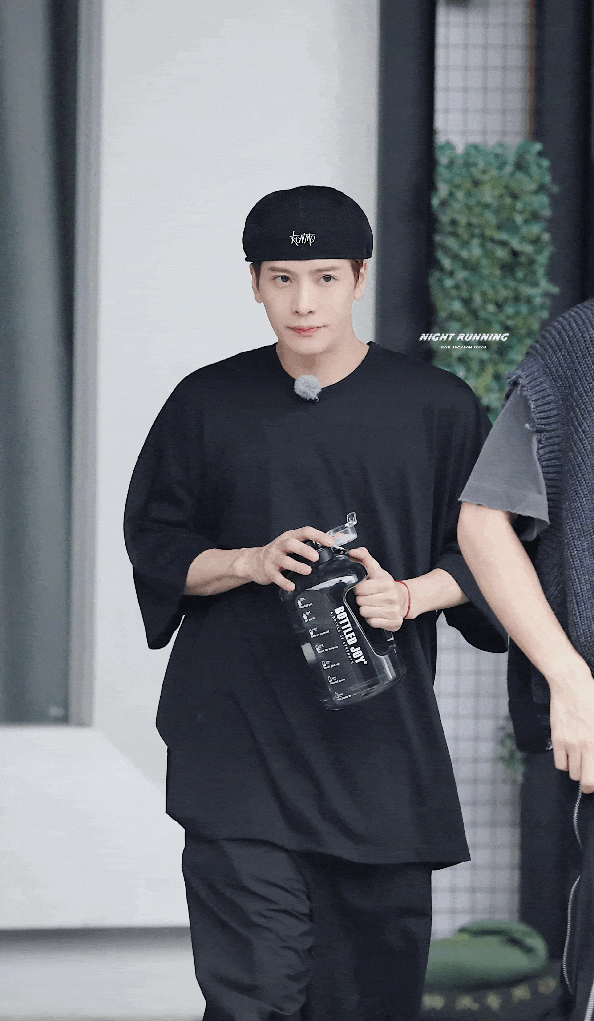 王嘉尔综艺路透看到路人在拍别人不拍自己的反应太可爱了