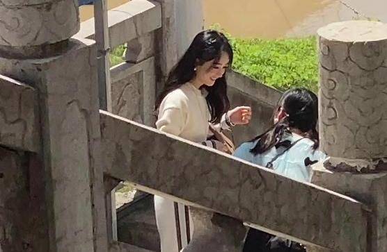 写真照|赵丽颖生娃后“二次发育”，写真照像18岁少女，网友：羡慕