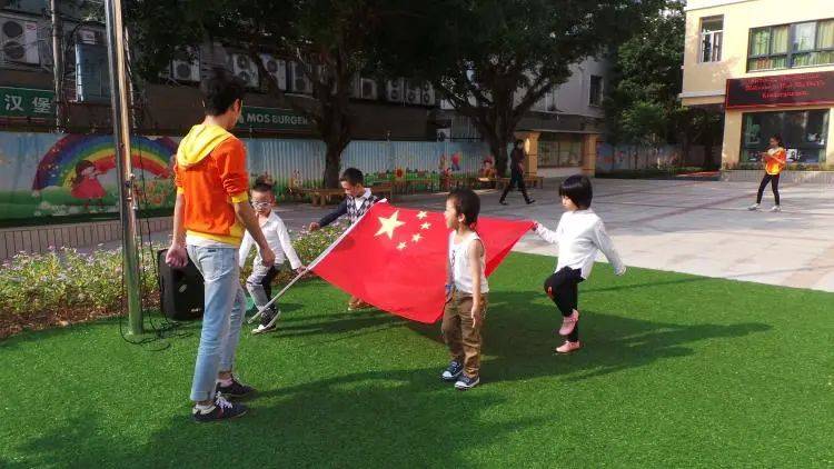 家长|孩子在幼儿园升国旗，宝妈开心晒照被怼：都是轮流的，有啥优越感